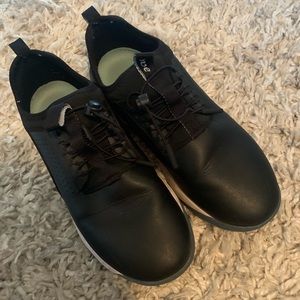 Cloves nursing shoes